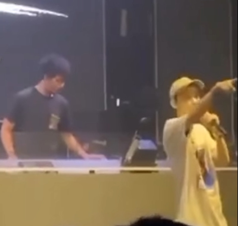 ขุดคลิป อิลสลิก ไม่พอใจ คนนั่งกินข้าวตอนร้องเพลง