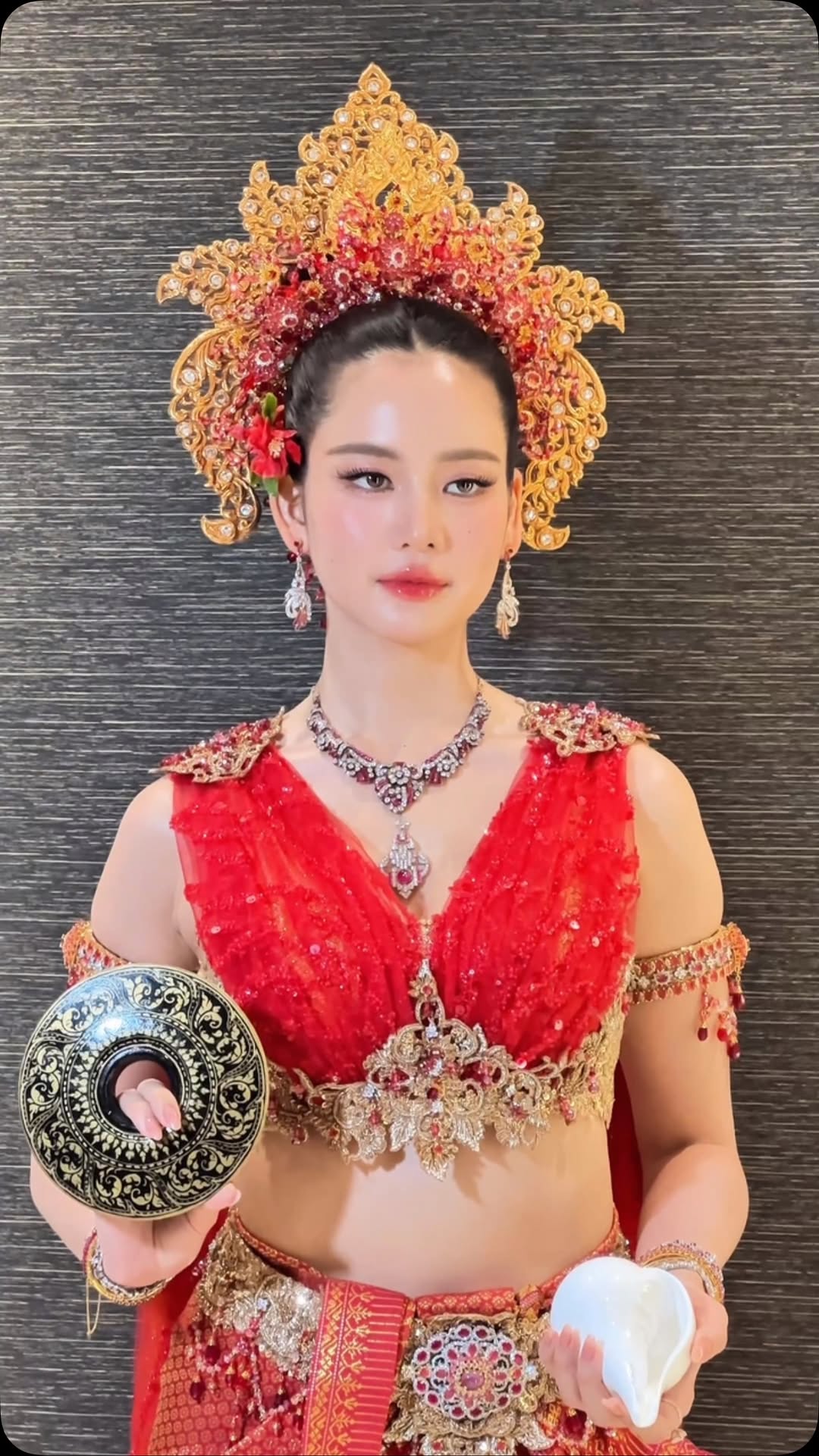 โบว์ เมลดา สวมชุดไทย ร่วมขบวนแห่นางสงกรานต์