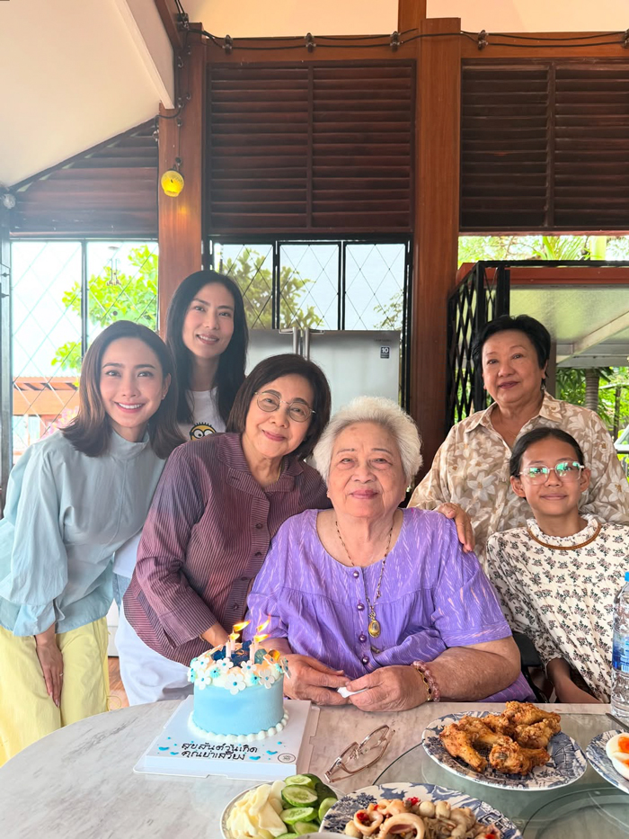 แต้ว ณฐพร ฉลองวันเกิดคุณย่า พร้อมหน้าครอบครัว