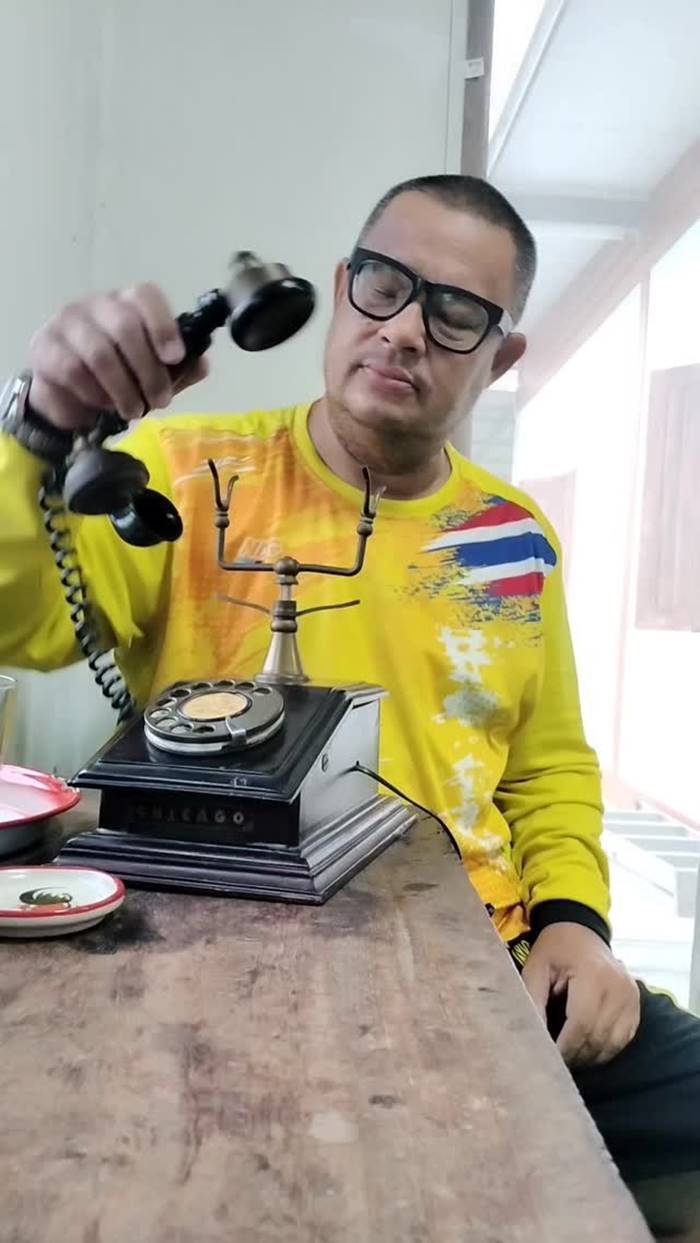  ประวัติ แดนนี่ ศรีภิญโญ  