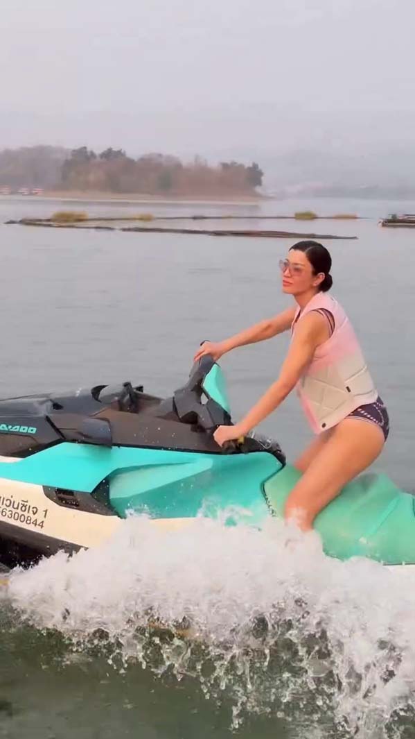 เอมมี่ มรกต อวดหุ่นเซ็กซี่ เขย่าโซเชียล ที่กาญจนบุรี