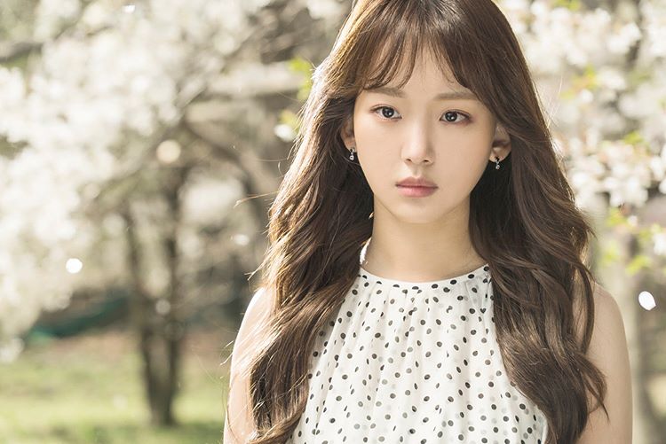 Aborigenlar bilan porno Seksual qiz oyna oldida ichki kiyimini almashtiradi