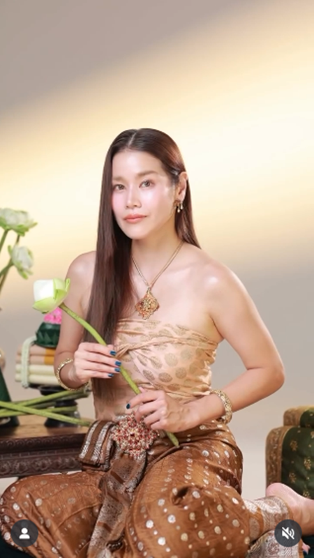 กบ พิมลรัตน์ แต่งชุดไทย สุริโยไท