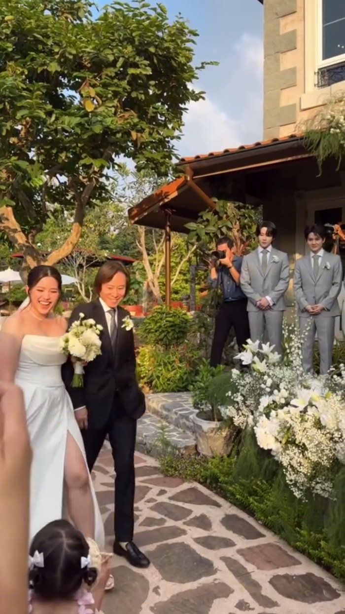 หญิง พลอยชมพู น้องสาวกอล์ฟ ไมค์ แต่งงานที่ไทย