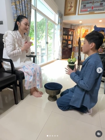 ตั๊ก บงกช ปลื้มใจ น้องข้าวหอม กราบลาพ่อแม่ เตรียมบวชสามเณร