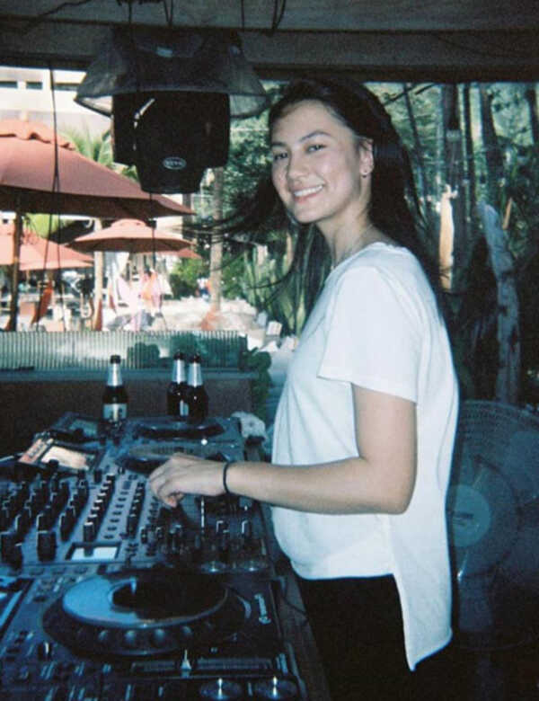 คลอดีน อทิตยา ประวัติ