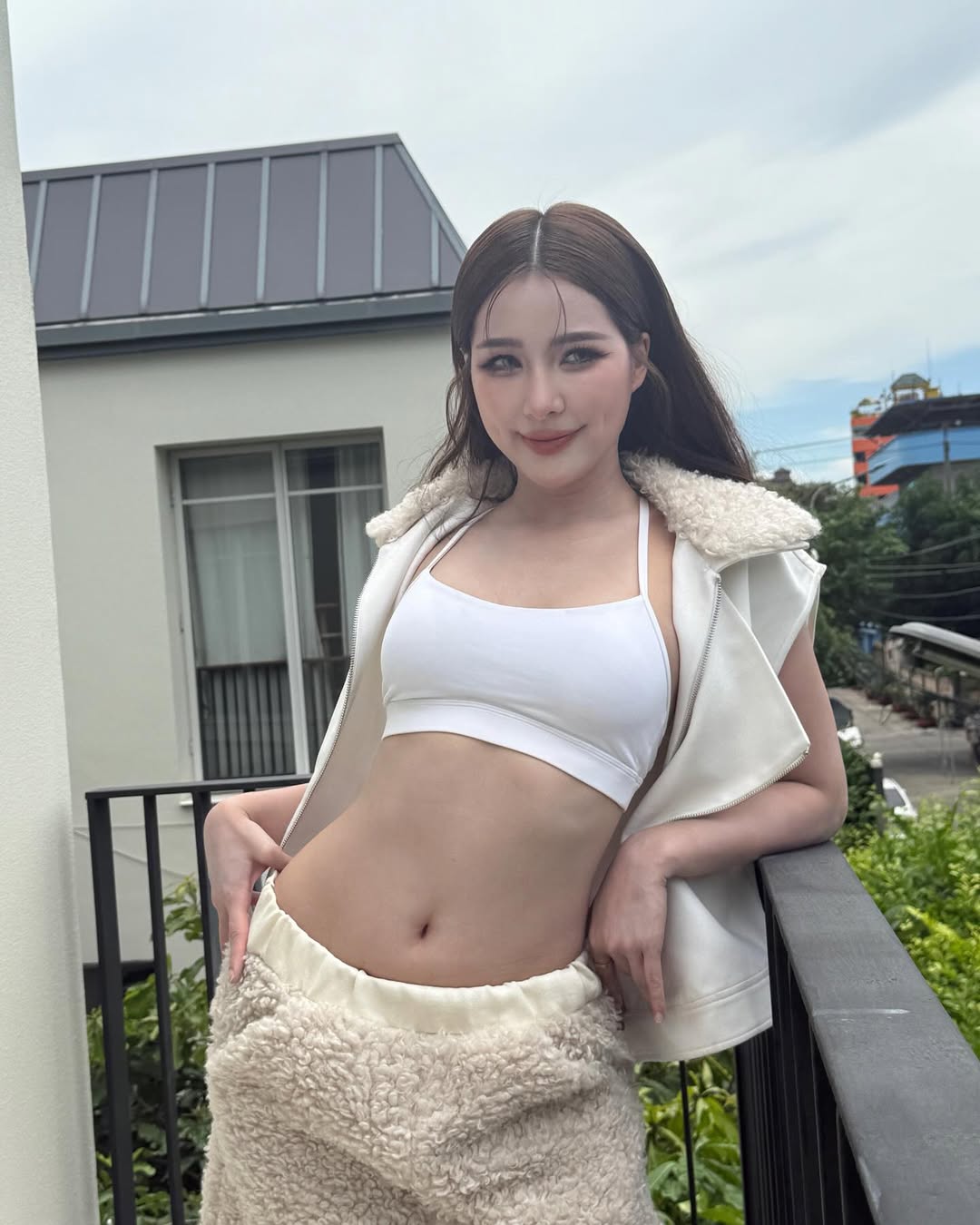 จันจิ จันจิรา ร้อนฉ่าไม่พัก เสิร์ฟชุดอยู่บ้านสุดเซี้ยะริมระเบียง