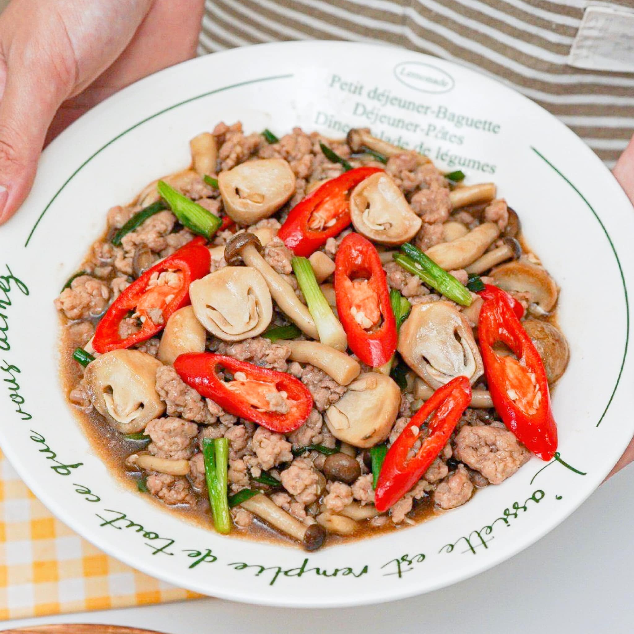 หมูสับเห็ดผัดน้ำมันหอย