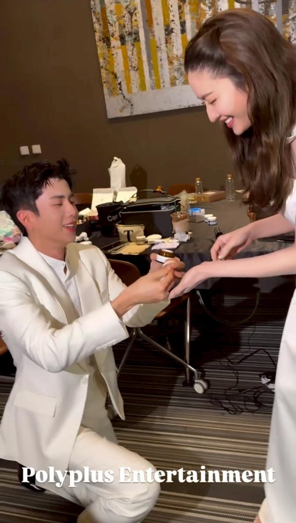 นนกุล ชานน ซีนคุกเข่าทาครีมต่อหน้า แอฟ ทักษอร