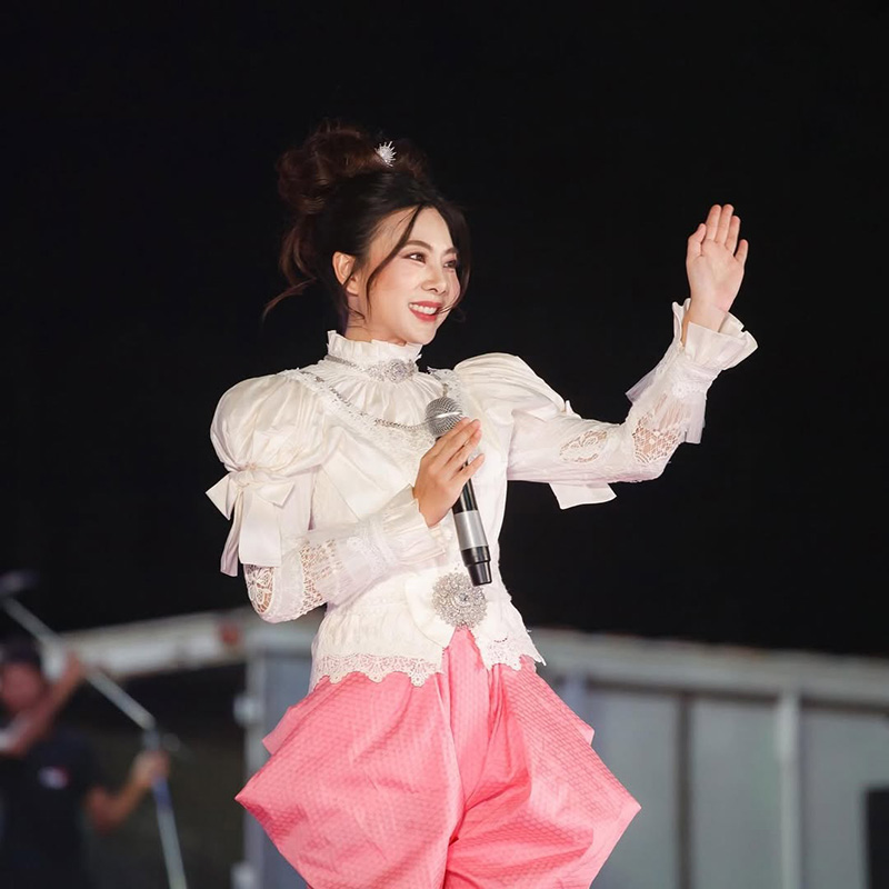 เนย ซินญอริต้า ประวัติ