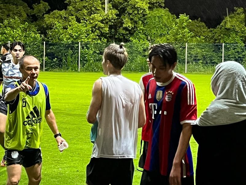 แจ็คสัน หวัง เตะบอล กับ บิวกิ้น กอล์ฟ เต๋า