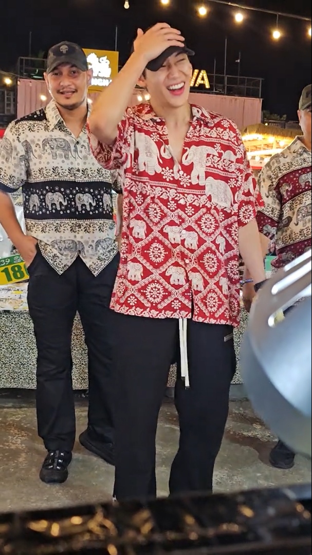 แบมแบม GOT7 เดินตลาดนัดภูเก็ต เจอเคสมือถือรูปตัวเอง