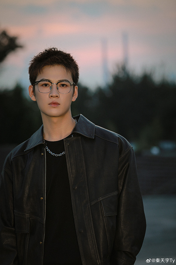 ฉินเทียนอวี่ ประวัติ