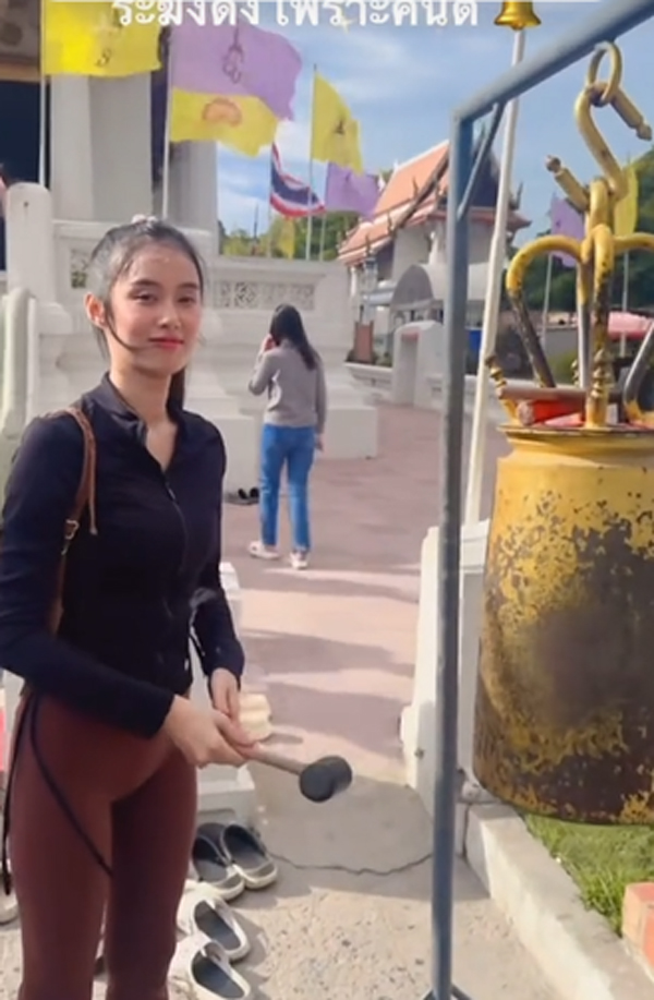 ชุด เก๋ไก๋ สไลเดอร์ เข้าวัด