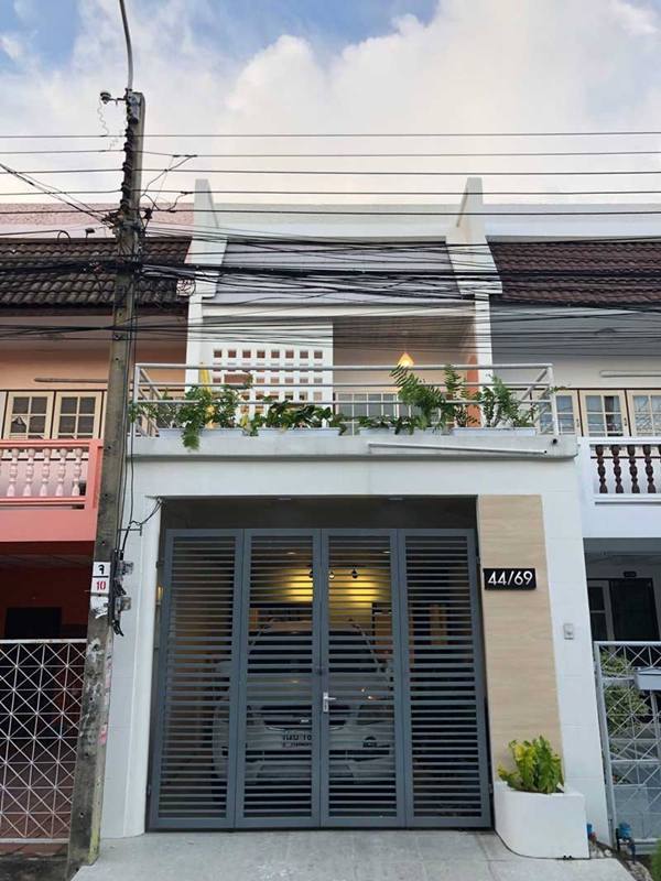 รีโนเวททาวน์เฮ้าส์เก่า 2 ชั้น สไตล์มินิมอล