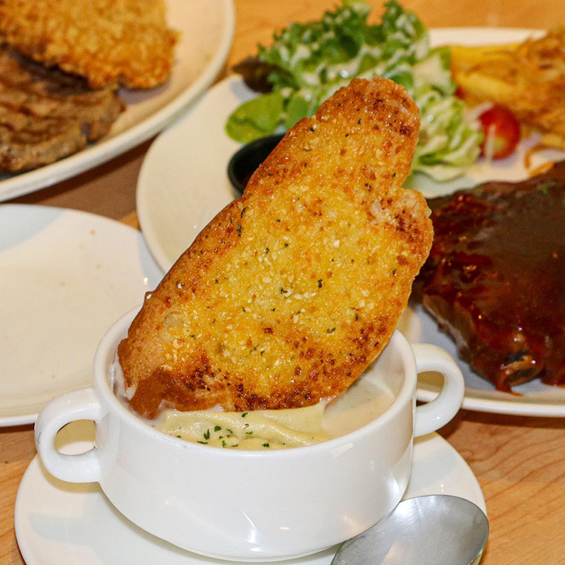 ร้านอาหารจานยักษ์ Hungry Nerd