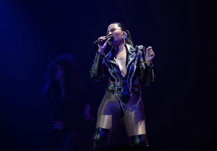 สุนารี ราชสีมา โชว์หุ่นเซ็กซี่บนเวทีสามตัวบน คอนเสิร์ต