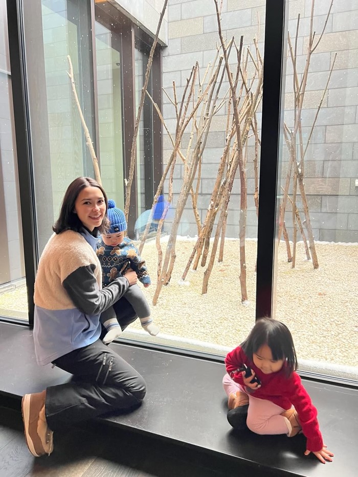 แพทริเซีย พาน้องเอลิเซีย และน้องแพทริค สัมผัสหิมะที่ญี่ปุ่น