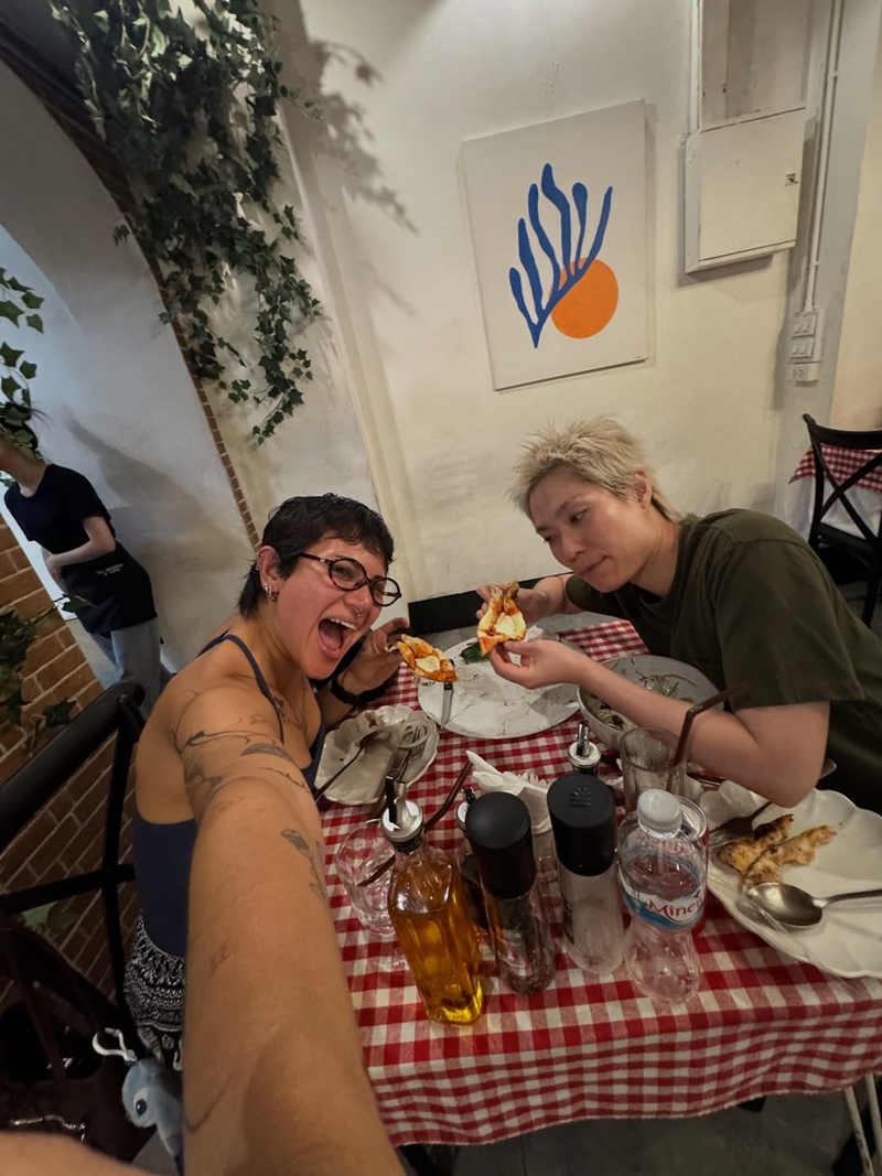 ซิลวี่ ปล่อยชอตหอมแก้ม มะเหมี่ยว คนแห่ลุ้นสถานะ