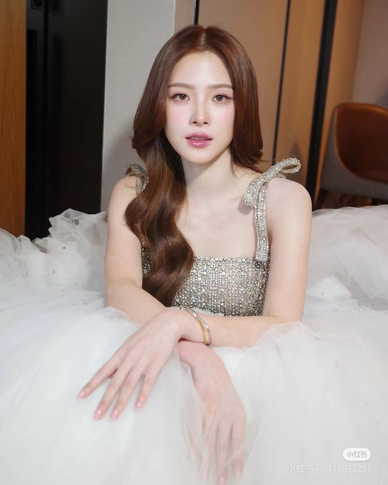 ใบเฟิร์น พิมพ์ชนก ขึ้นรับรางวัลที่จีน อวดออร่าสะพรั่ง