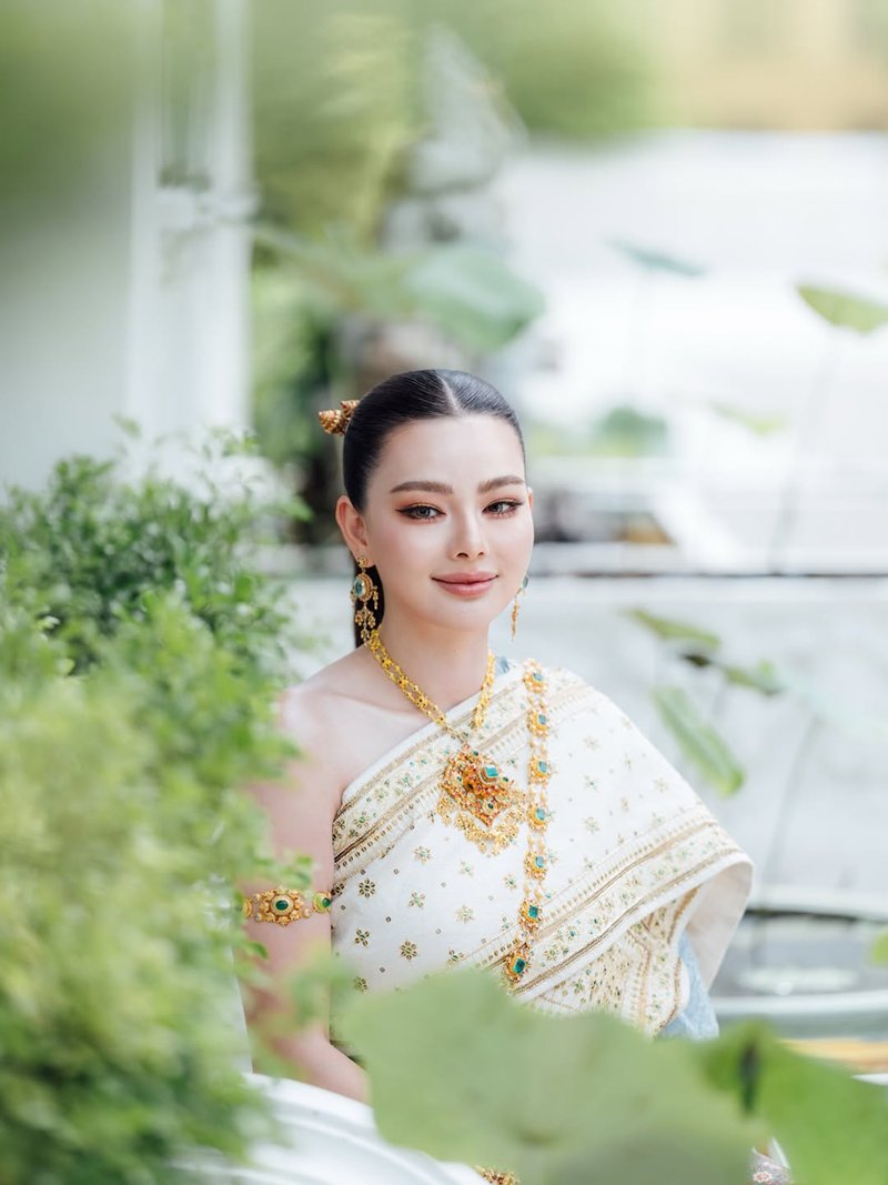 ดิว อริสรา สวมชุดไทย ควง วู้ดดี้ ล่ำซำ ทำบุญ เผยรูปคู่ครั้งแรก เหมาะสมกันสุด ๆ