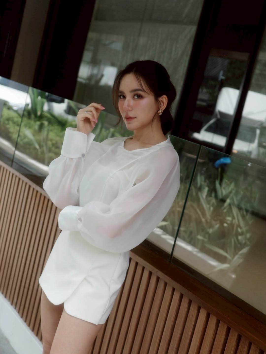 พลอย ชิดจันทร์ ในชุดว่ายน้ำวันพีซ