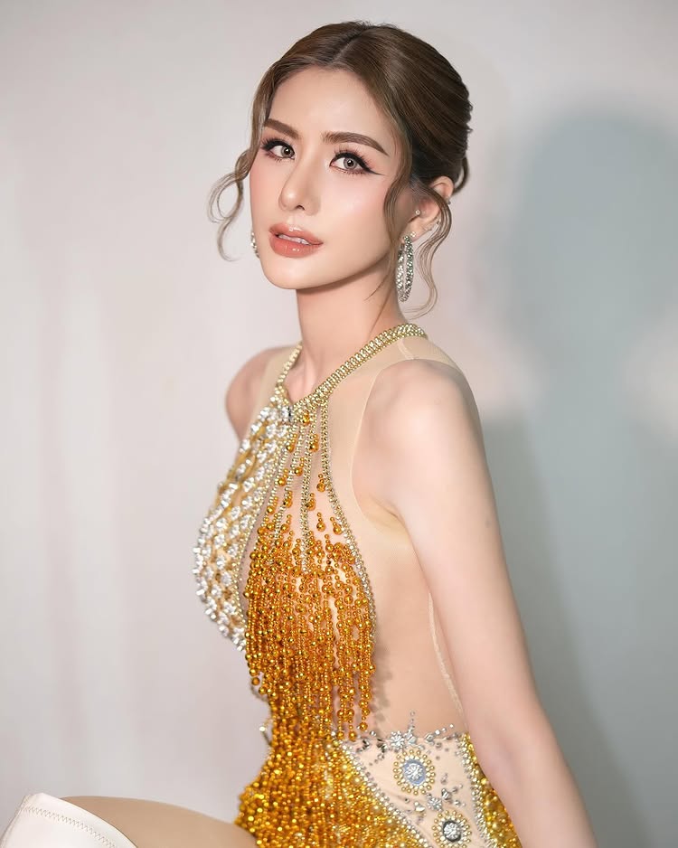 หนิง ปัทมา นักร้องลูกทุ่งสาวสุดฮอต นุ่งสั้น โชว์เอวบางเฉียบเจาะสะดือ