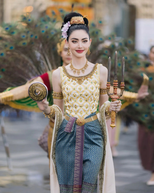 ใหม่ ดาวิกา