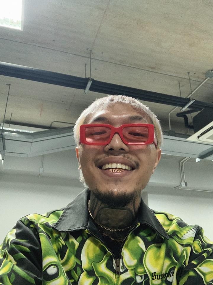 ยังโอม เซ็นหน้าอกเด็ก