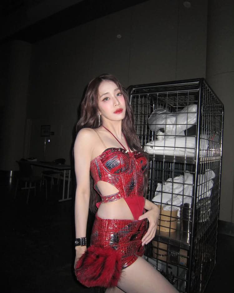 มายด์ 4EVE สวยสะบัด ! กับชุดผีเสื้อสุดเซ็กซี่ ที่ไม่ต้องพึ่ง AI