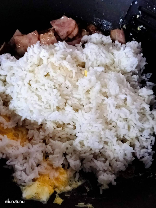 ข้าวผัดเบคอนพริกแห้งใส่โหระพา ข้าวผัดเบคอน เมนูเบคอน อาหารจานเดียว สูตรอาหาร