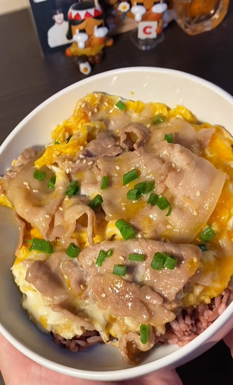 ข้าวหน้าหมูไข่ขยี้