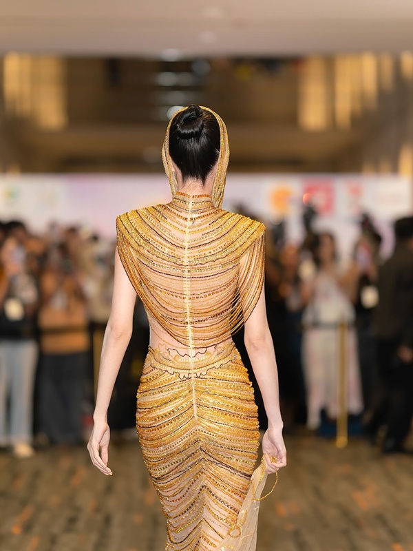 ใหม่ ดาวิกา ชุดสีทองสวยจึ้งดุจนางพญา