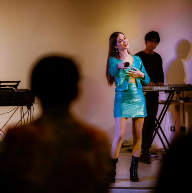 แฟชั่นชุดร้องเพลง