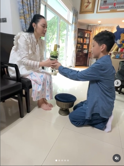 ตั๊ก บงกช ปลื้มใจ น้องข้าวหอม กราบลาพ่อแม่ เตรียมบวชสามเณร