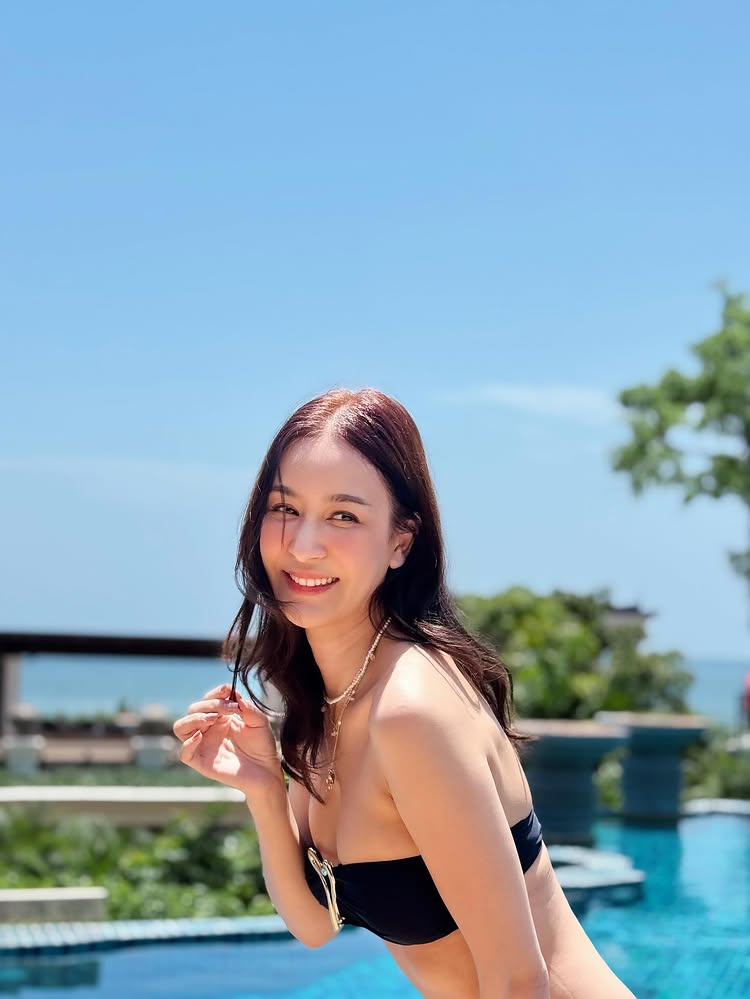 เบนซ์ ปุณยาพร ใส่บิกินี่ อวดอึ๋ม ! ริมสระว่ายน้ำในที่พัก