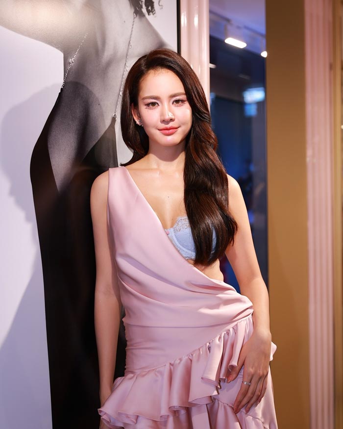 โบว์ เมลดา แฟชั่นชุดออกงาน แบรนด์ Victoria’s Secret