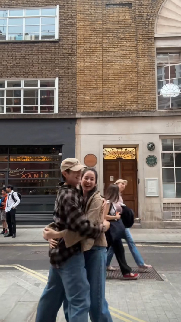 อาเล็ก บินเซอร์ไพรส์ โบว์ ถึงลอนดอน