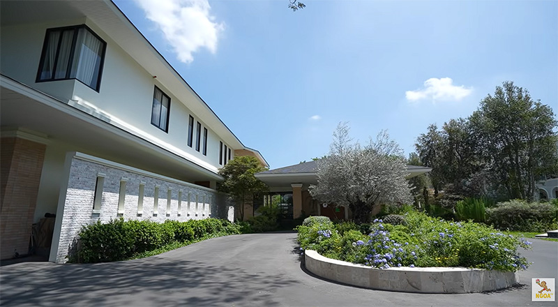 บ้านชาคริต