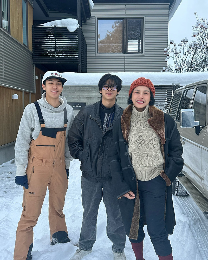 เต้ย จรินทร์พร ถ่ายรูปกับ น้องคุน-น้องจุน