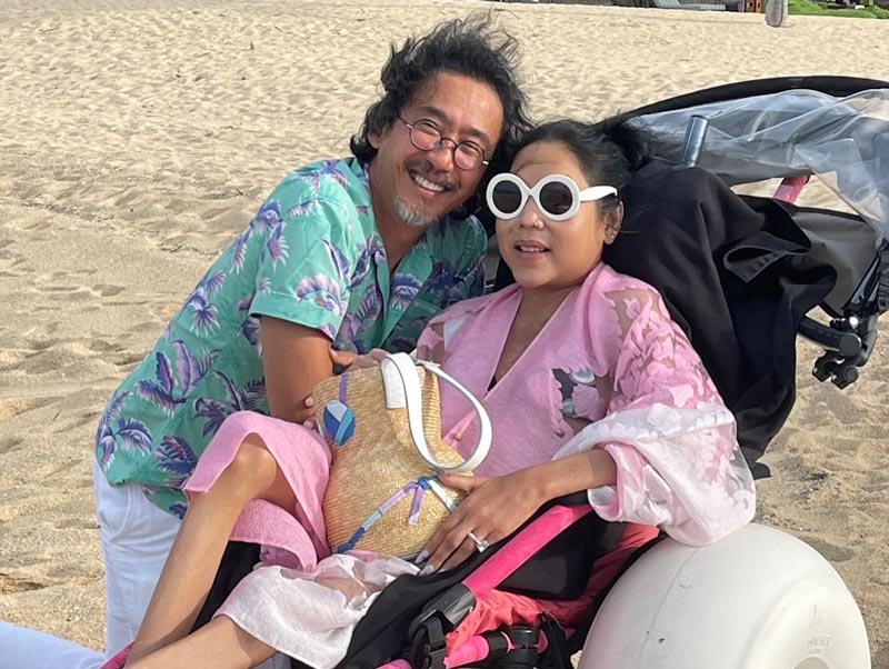 นายพลดอลล่าร์ ควงภรรยา คุณหญิงบัว พักผ่อนริมทะเล