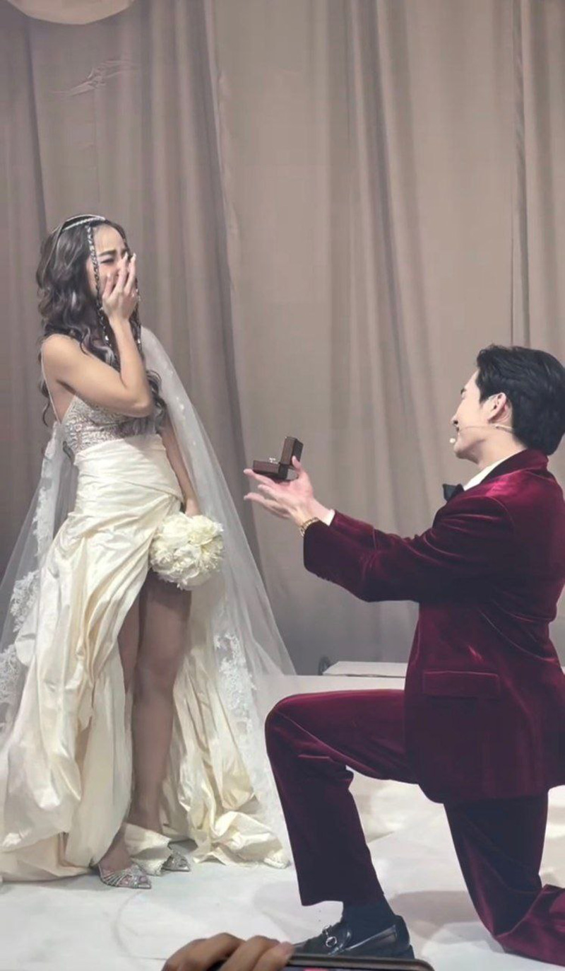 โตชิ ทำเซอร์ไพรส์ คุกเข่าขอ กระแต อาร์สยาม แต่งงาน