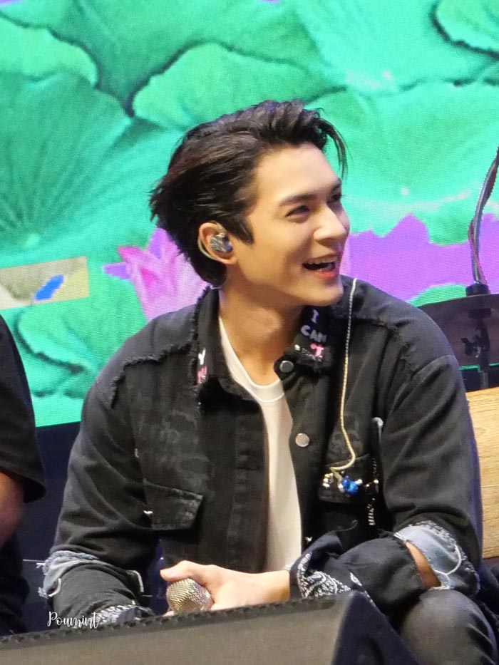 แน็ก ชาลี ยิ้มแก้มปริ ขุยอัน ให้กำลังใจข้างเวที