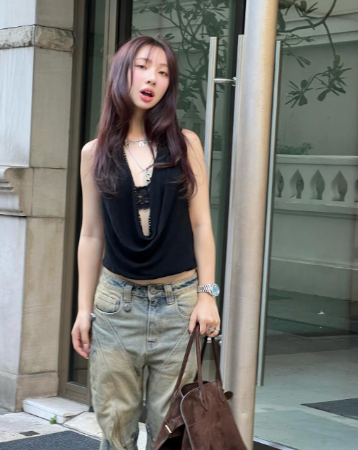 ส่องแฟชั่นกางเกงยีนส์เปื้อน ๆ ฉบับซุปตาร์ กับลุคเก๋ ๆ มีไว้อินเทรนด์ก่อนใคร