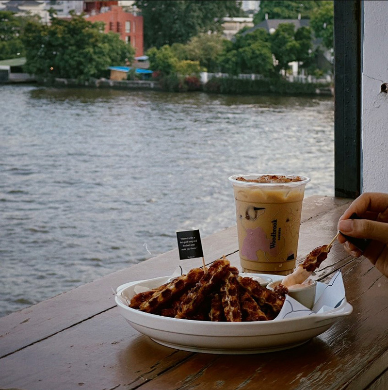 คาเฟ่ริมน้ำ 2568 กาแฟและขนมของว่างร้าน Woodbrook Bangkok
