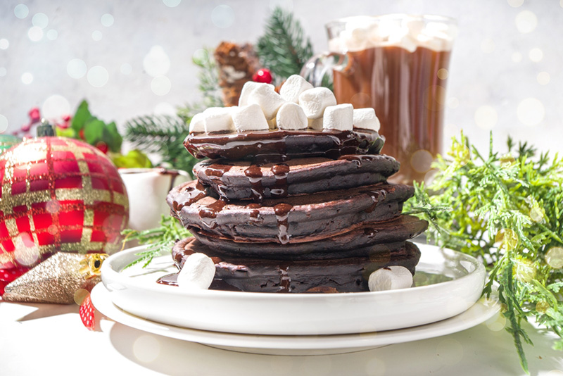 แพนเค้กช็อกโกแลตราดซอสช็อกโกแลตและมาร์ชเมลโล่ แพนเค้กคริสต์มาส แพนเค้กปีใหม่ ไอเดียตกแต่งแพนเค้ก