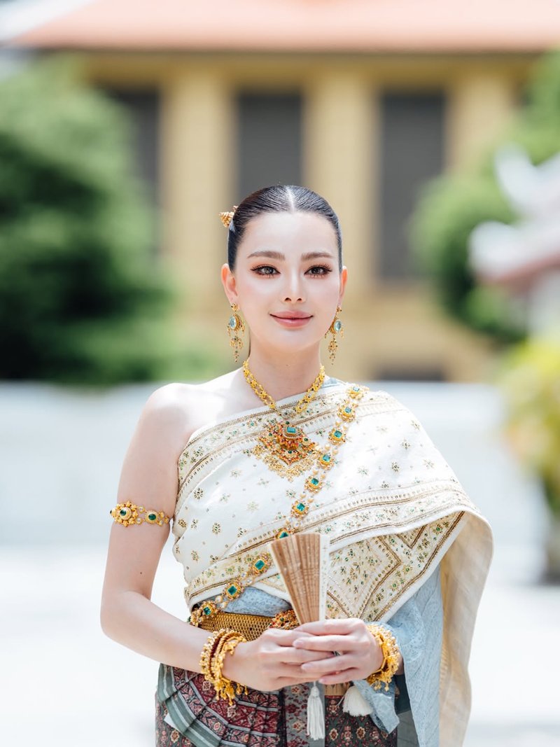 ดิว อริสรา สวมชุดไทย ควง วู้ดดี้ ล่ำซำ ทำบุญ เผยรูปคู่ครั้งแรก เหมาะสมกันสุด ๆ