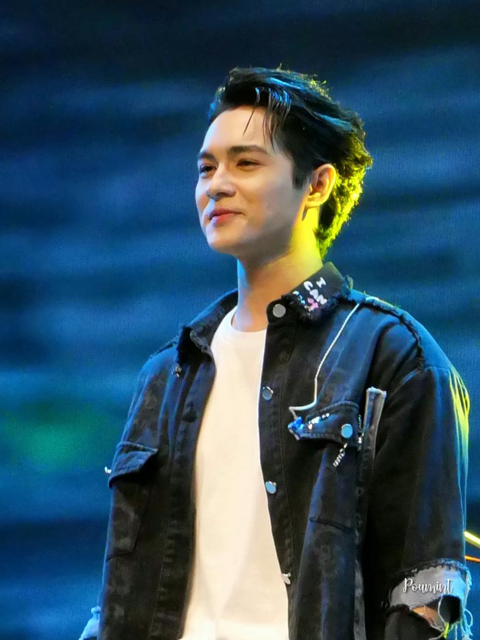 แน็ก ชาลี ยิ้มแก้มปริ ขุยอัน ให้กำลังใจข้างเวที