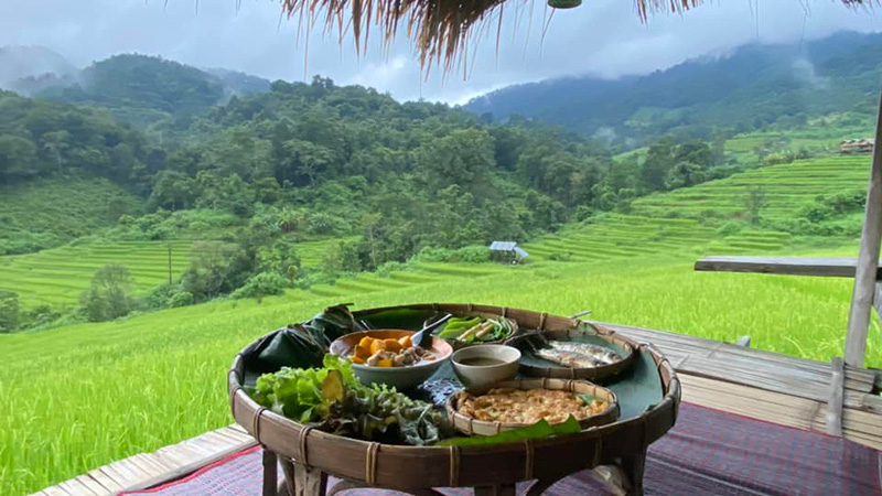 อาหารเย็นที่บ้านพักโฮมสเตย์ บ้างปางมะโอ