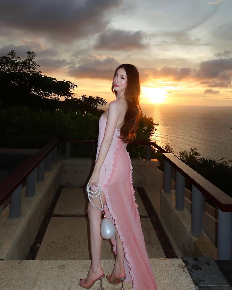 พัดพัด รัตน์ฟ้า นุ่งบิกินี่ตัวน้อย โชว์หุ่นขาวเซี้ยะริมหาดที่ภูเก็ต 